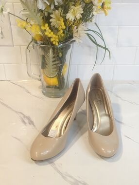 12M comfort plus by Predictions Beige Patent Round-Toe Low Heel Pumps